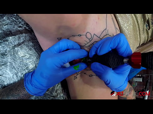 ❤️ Extreem getatoeëerde hottie Sully Savage kreeg een tatoeage op haar clitoris ❤ Fucking video at us nl.kiss-x-max.ru